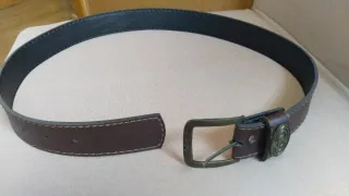 Cinturón de cuero marrón con hebilla