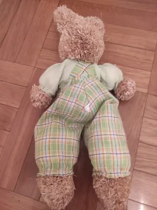 Conejo de paja con traje