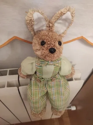 Conejo de paja con traje