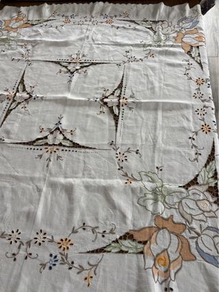 Toalha de Mesa Bordada Madeira 124x124