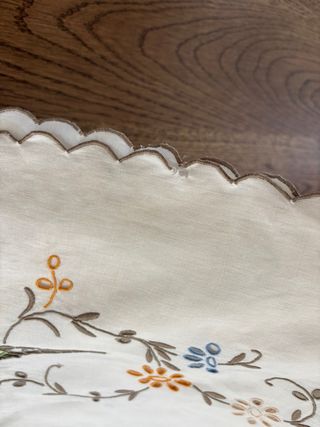 Toalha de Mesa Bordada Madeira 124x124