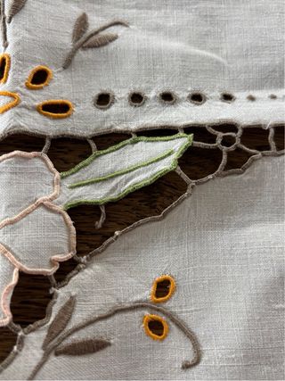 Toalha de Mesa Bordada Madeira 124x124