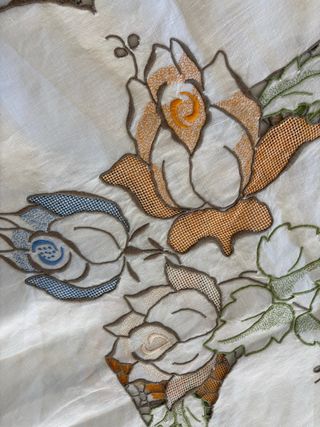 Toalha de Mesa Bordada Madeira 124x124