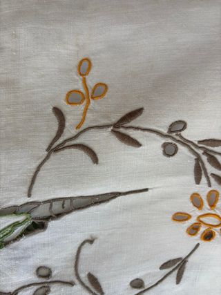 Toalha de Mesa Bordada Madeira 124x124