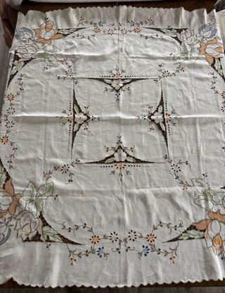 Toalha de Mesa Bordada Madeira 124x124