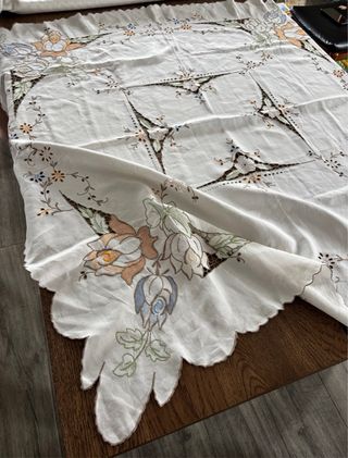 Toalha de Mesa Bordada Madeira 124x124