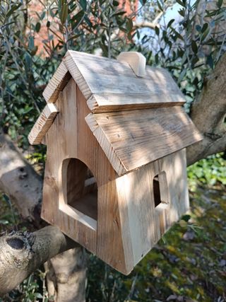 Mangiatoie per uccellini in legno fatte a mano