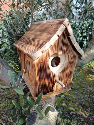 Mangiatoie per uccellini in legno fatte a mano