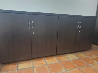 Mueble bajo wengue con puertas y cerradura