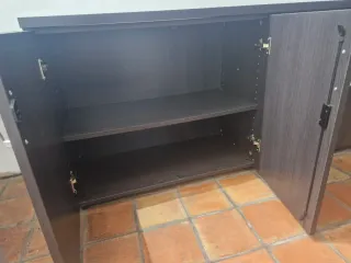 Mueble bajo wengue con puertas y cerradura