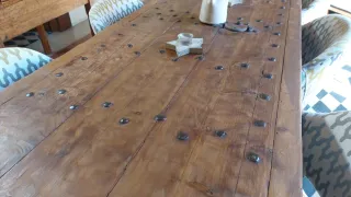 Mesa antigua de madera maciza rústica.