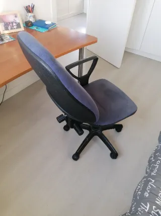 Silla de estudio azul y negra