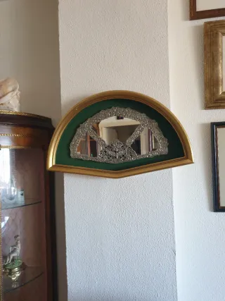 Adorno de pared abanico dorado