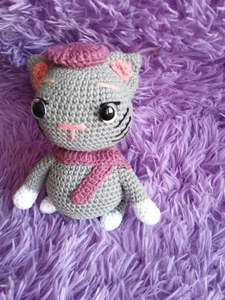 Muñeca gatita tejida a mano