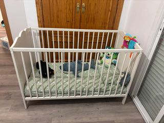 Cuna de bebé blanca con colchón