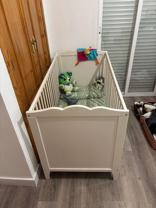 Cuna de bebé blanca con colchón