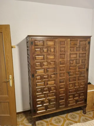 Armario de madera maciza