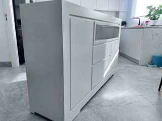 Cómoda blanca con cristal