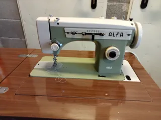 Máquina de coser Alfa 482 con mueble y pedal