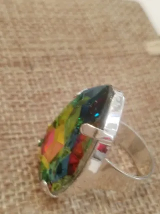 Anillo cóctel llamativo