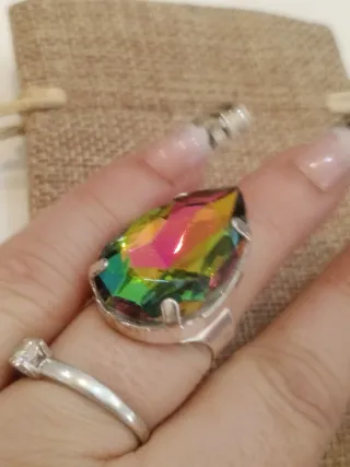 Anillo cóctel llamativo
