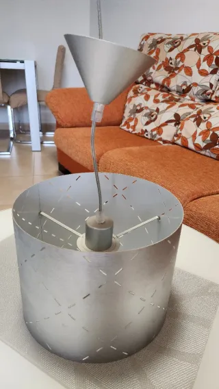 Lámpara de techo plateada con diseño