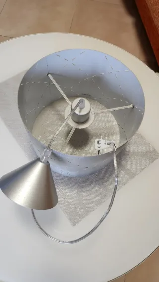 Lámpara de techo plateada con diseño