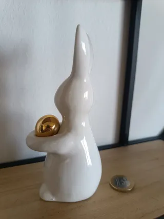 Figura conejo de Pascua con huevo dorado