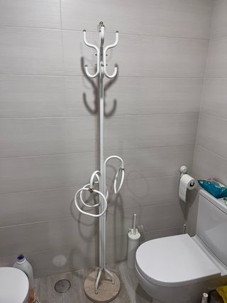 Perchero-toallero de pie blanco para baño