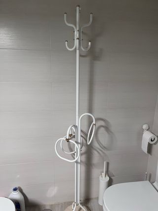Perchero-toallero de pie blanco para baño