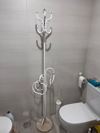 Perchero-toallero de pie blanco para baño