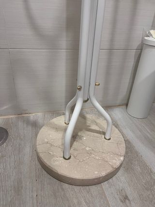 Perchero-toallero de pie blanco para baño