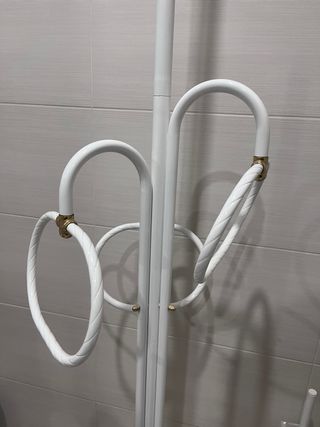 Perchero-toallero de pie blanco para baño