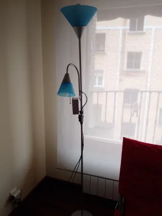 Lámpara de pie azul y plateada