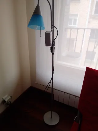 Lámpara de pie azul y plateada