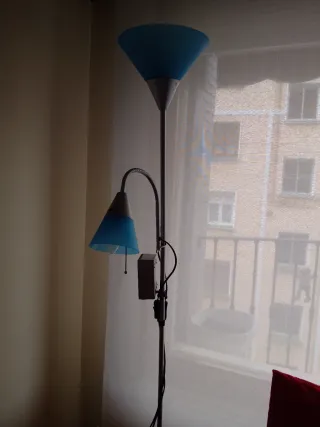 Lámpara de pie azul y plateada