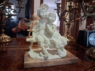 Figura niños banco mármol resina