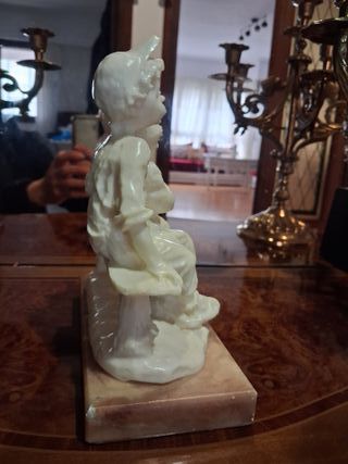 Figura niños banco mármol resina