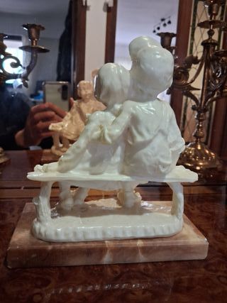 Figura niños banco mármol resina