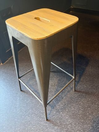Taburete alto de barra de acero y madera