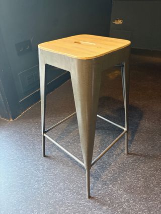 Taburete alto de barra de acero y madera