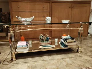 Mesa de centro dorada y cristal