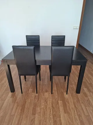 Mesa comedor y 4 sillas negras