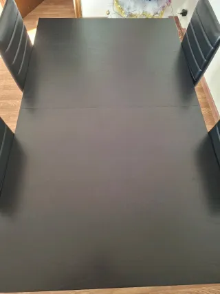 Mesa comedor y 4 sillas negras