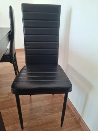 Mesa comedor y 4 sillas negras