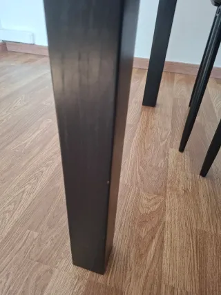 Mesa comedor y 4 sillas negras