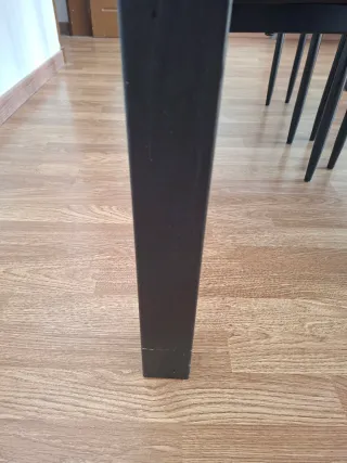 Mesa comedor y 4 sillas negras