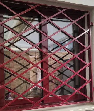 Ventana de aluminio con reja