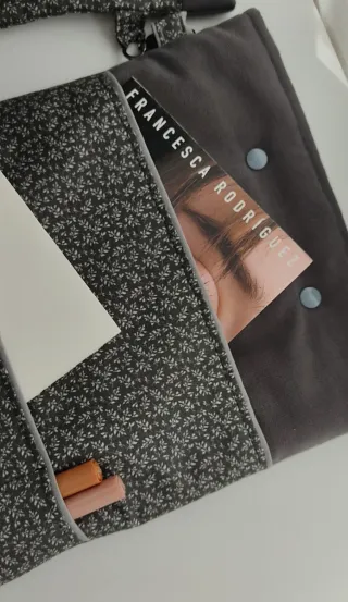 Funda para tablet grande y funda gafas.