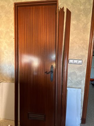 Puerta de madera oscura